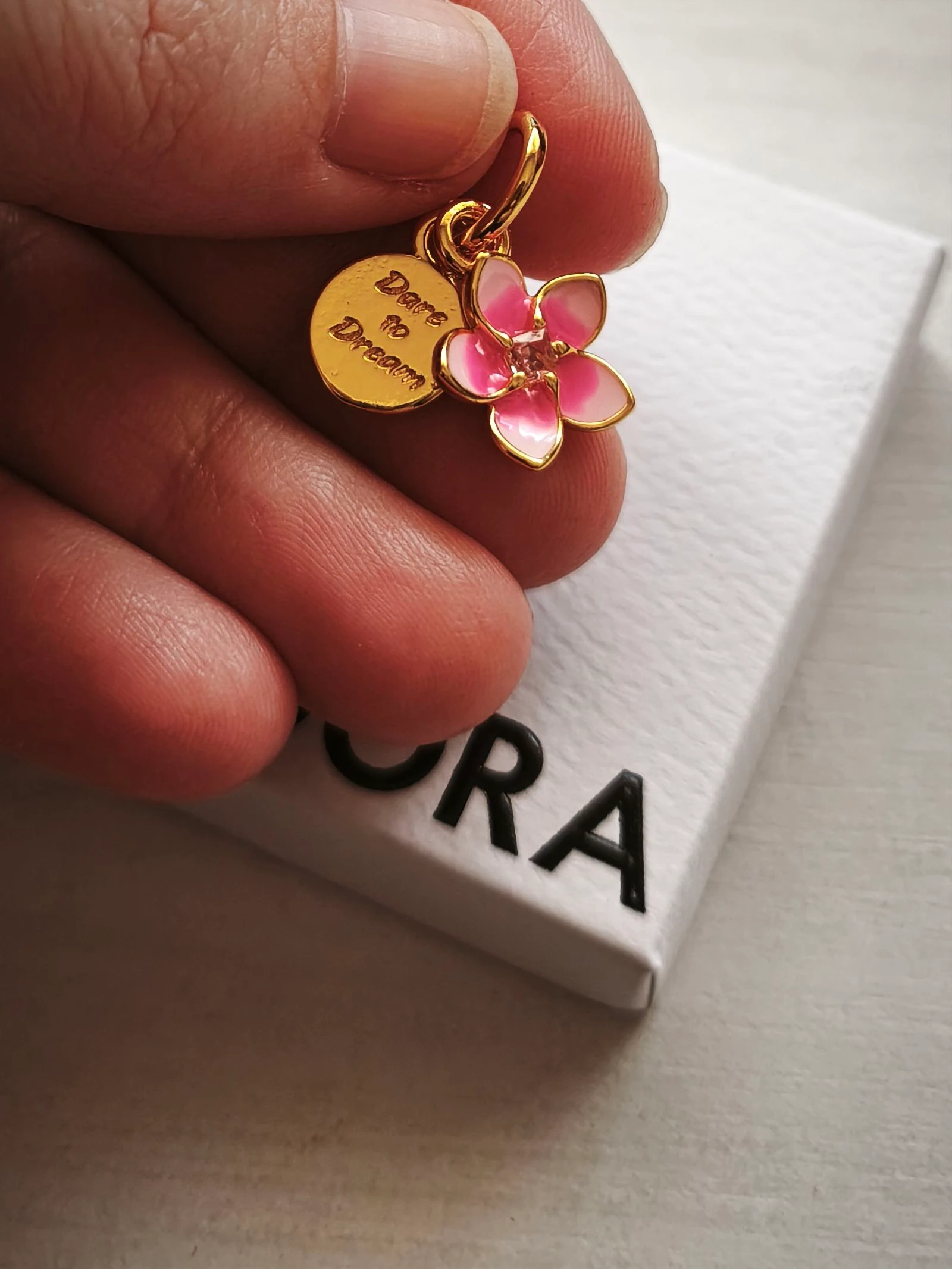 Charm flor Vaiana rosa e dourado – photo 7